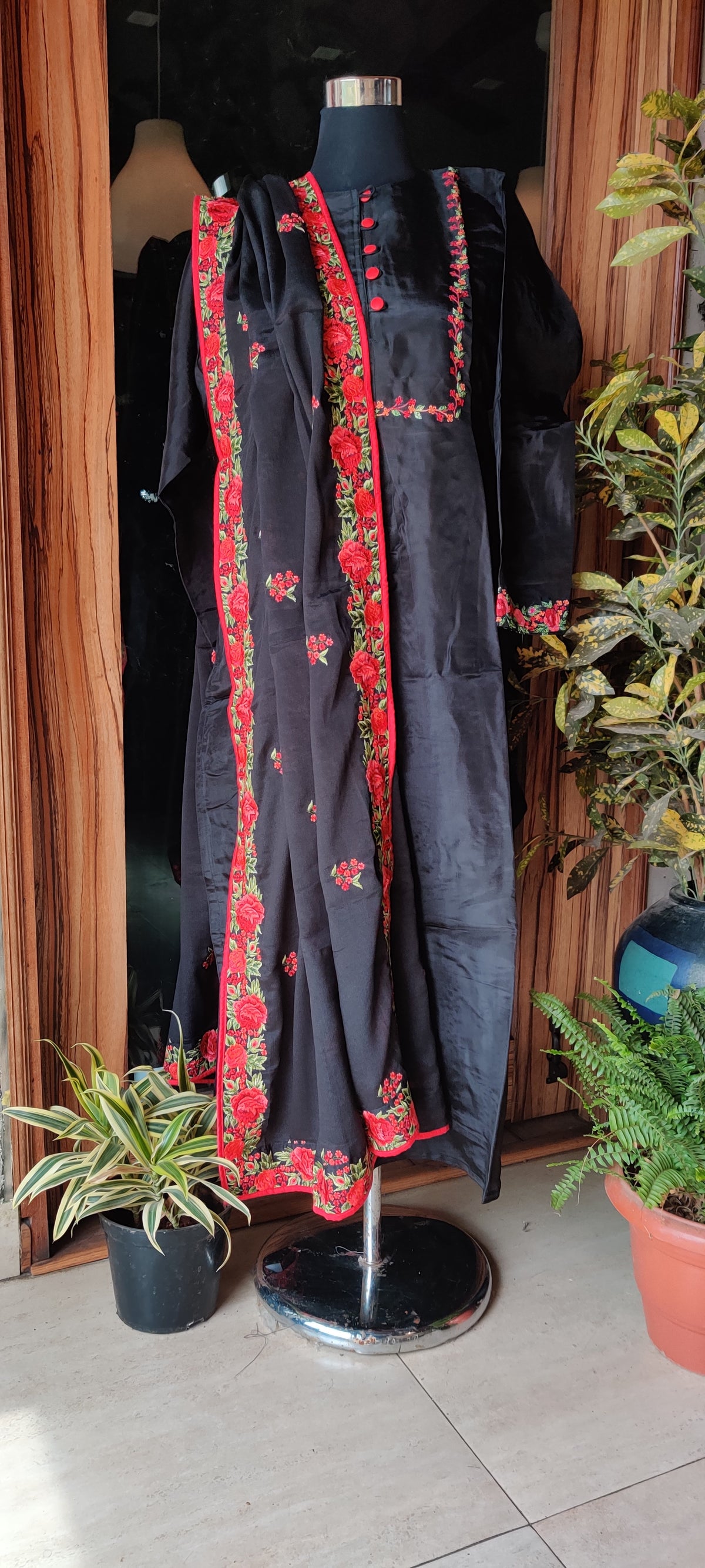 Floral dupatta kurti set black